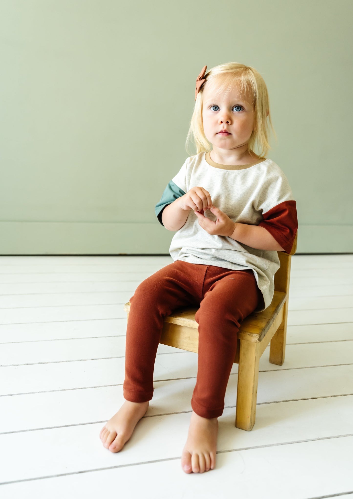 COLOR BLOCK TEE IN HEATHERED GRAY/CAMEL